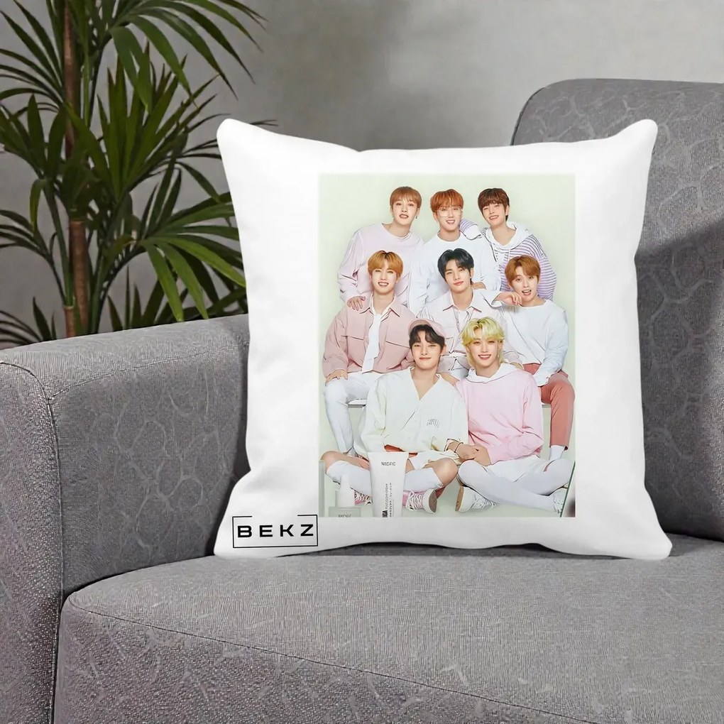 Perna Personalizata K-pop Stray Kids Foto Grup Pastel Roz-Alb cu 8 Membrii, 40x40 cm, Alba Mata, Husa Detasabila, Perna Inclusa, BEKZ®