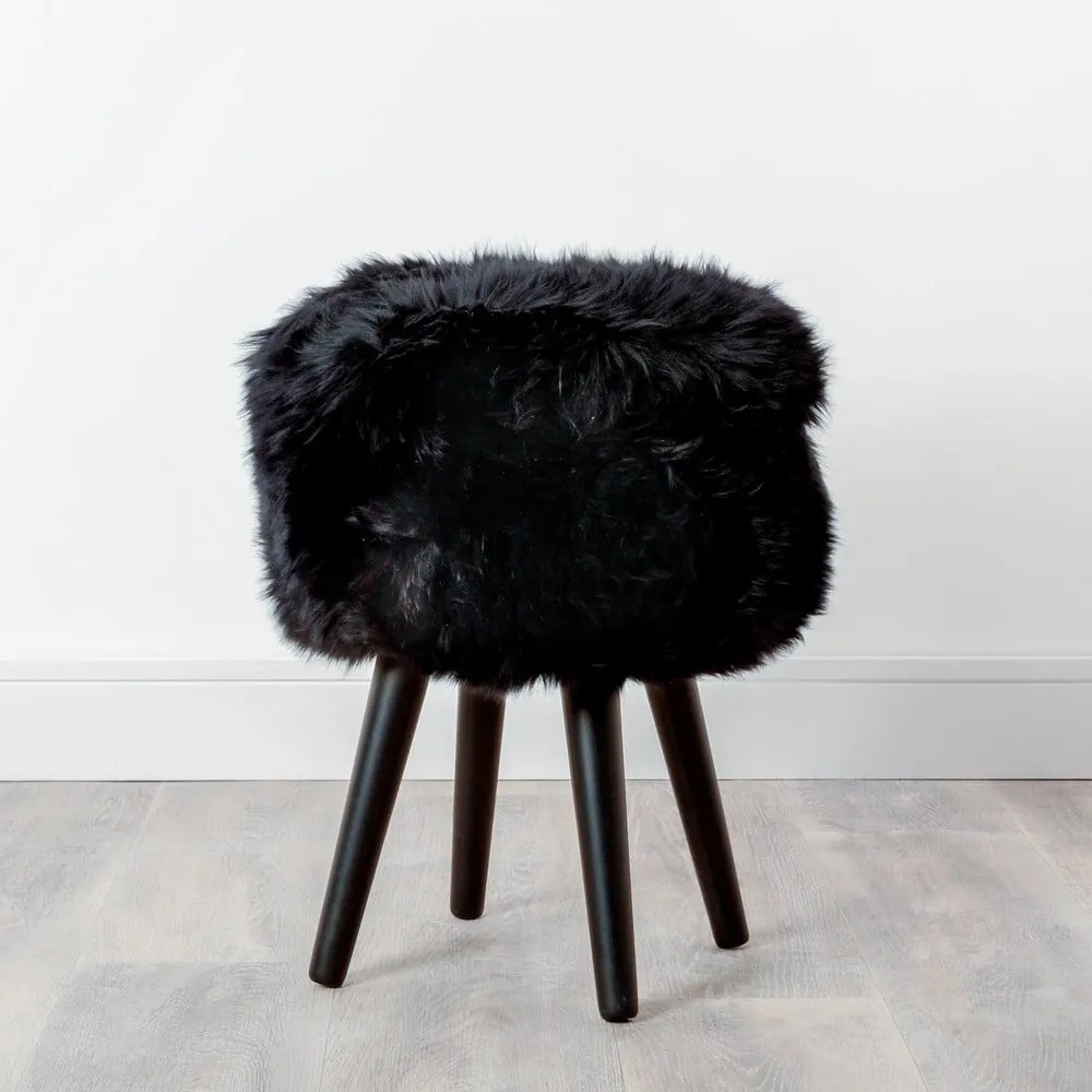 Taburet cu tapițerie din blană de oaie Native Natural, ⌀ 30 cm, negru
