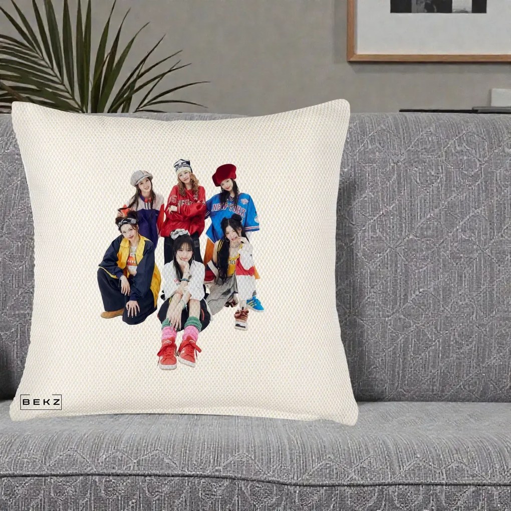 Perna Personalizata Grup K-pop Fete Streetwear Foto, 40x40 cm, Crem Reliefat, Husa Detasabila, Perna Inclusa, BEKZ®