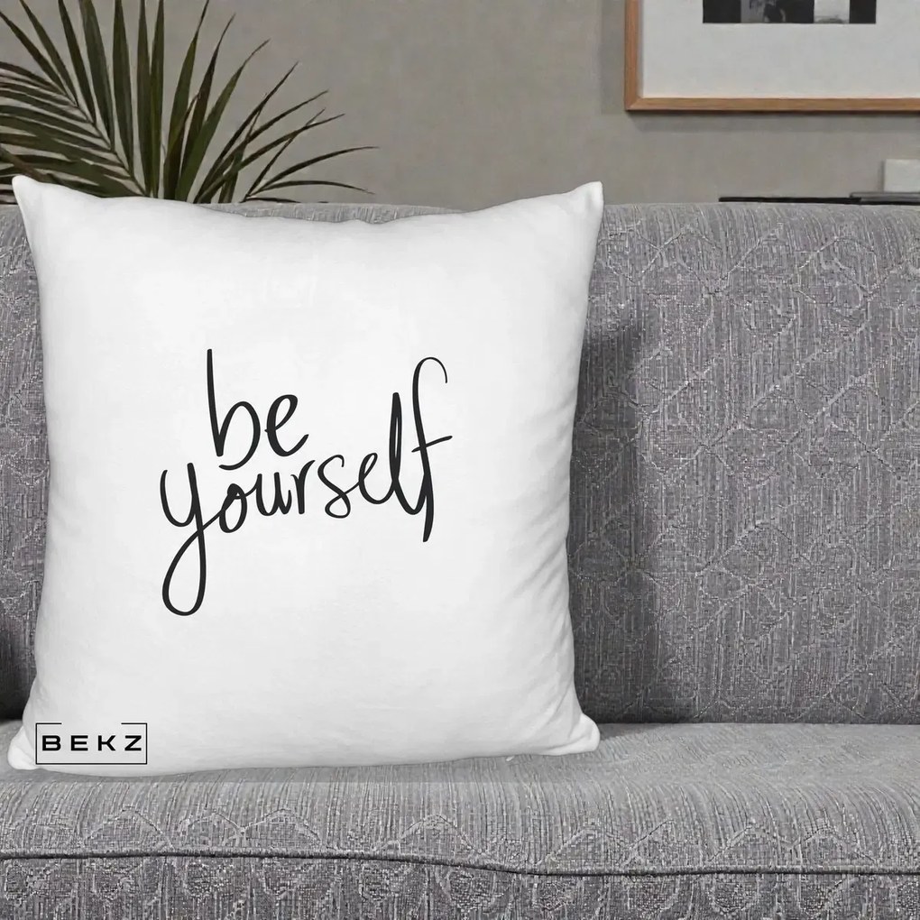 Perna Decorativa Be Yourself Caligrafie Neagra, 40x40 cm, Alb Pufos, Husa Detasabila, Perna Inclusa, BEKZ®