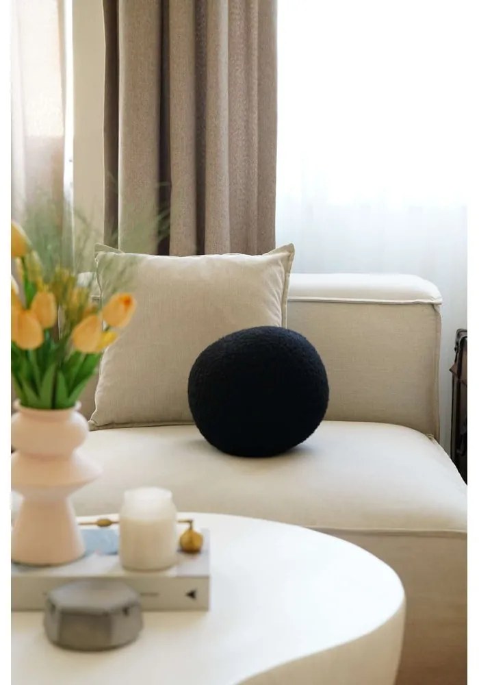Pernă decorativă din material bouclé ø 25 cm Top – Mioli Decor
