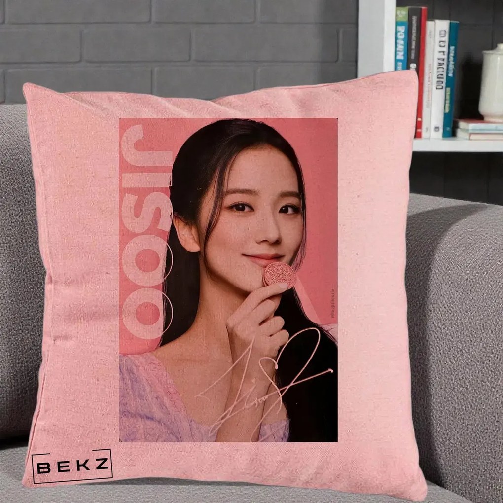 Perna Personalizata K-pop BLACKPINK Jisoo cu Semnatura si Fond Roz, 40x40 cm, Roz, Husa Detasabila, Perna Inclusa, BEKZ®