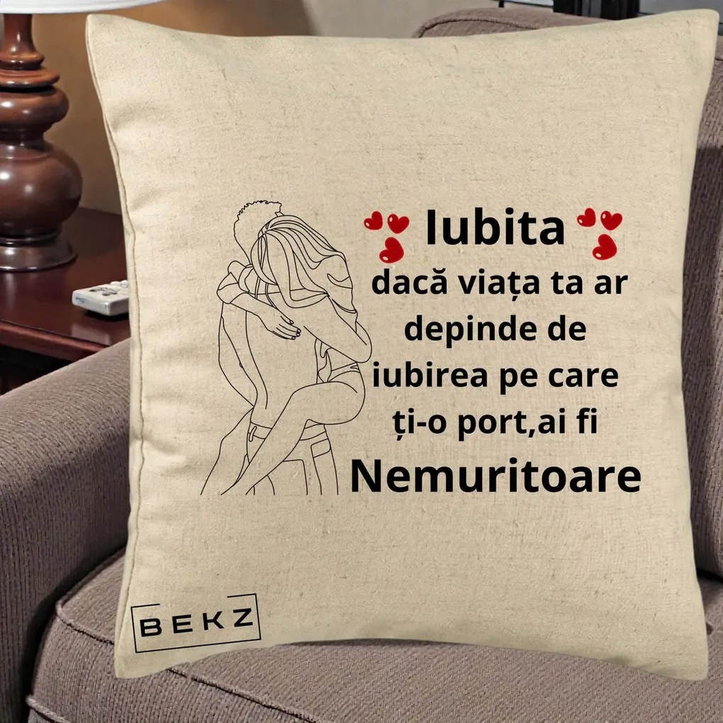 Cadou pentru Iubita - Perna Personalizata Iubita Nemuritoare cu Cuplu Line-Art si Inimi Rosii, 40x40 cm, Bej, Husa Detasabila, Perna Inclusa, BEKZ®