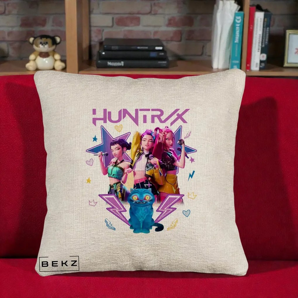 Perna Personalizata K-pop HUNTRX Trio 3D cu Pisica Fulgere, 40x40 cm, Bej Canapea, Husa Detasabila, Perna Inclusa, BEKZ®