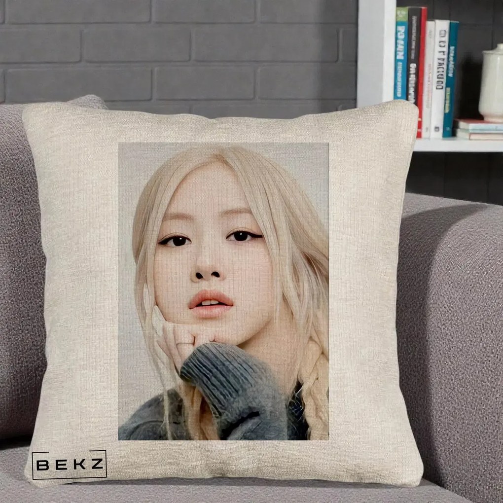 Perna Personalizata K-pop BLACKPINK Rose cu Jucarie de Plus, 40x40 cm, Bej Canapea, Husa Detasabila, Perna Inclusa, BEKZ®