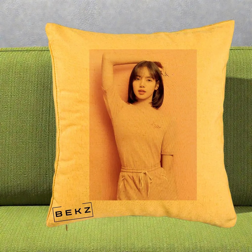 Perna Personalizata K-pop BLACKPINK Lisa Roz, 40x40 cm, Galben, Husa Detasabila, Perna Inclusa, BEKZ®