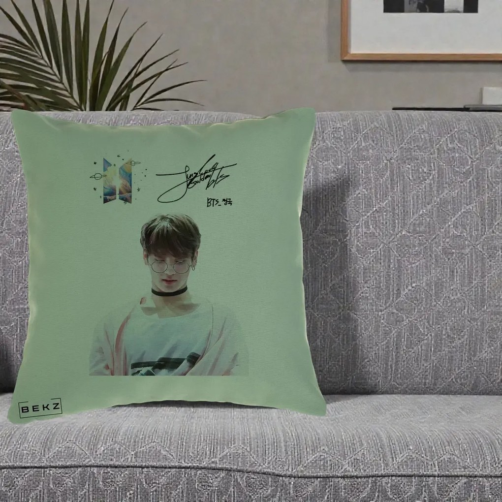 Perna Personalizata K-pop BTS Jungkook Portret cu Ochelari Autograf, 40x40 cm, Verde, Husa Detasabila, Perna Inclusa, BEKZ®