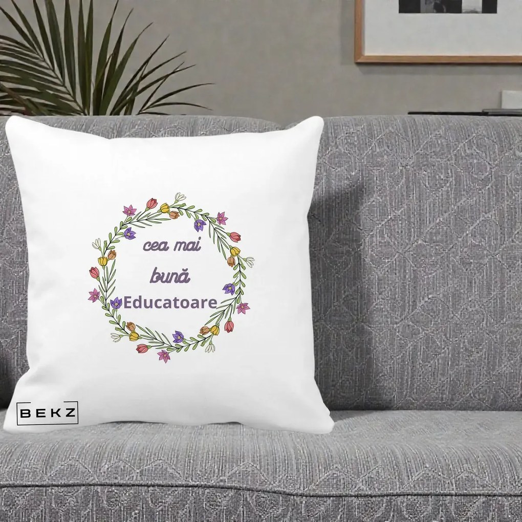 Perna personalizata educatoare: Cea mai buna educatoare, flori, 40x40 cm cu Umplutura, Alb Mat, BEKZ