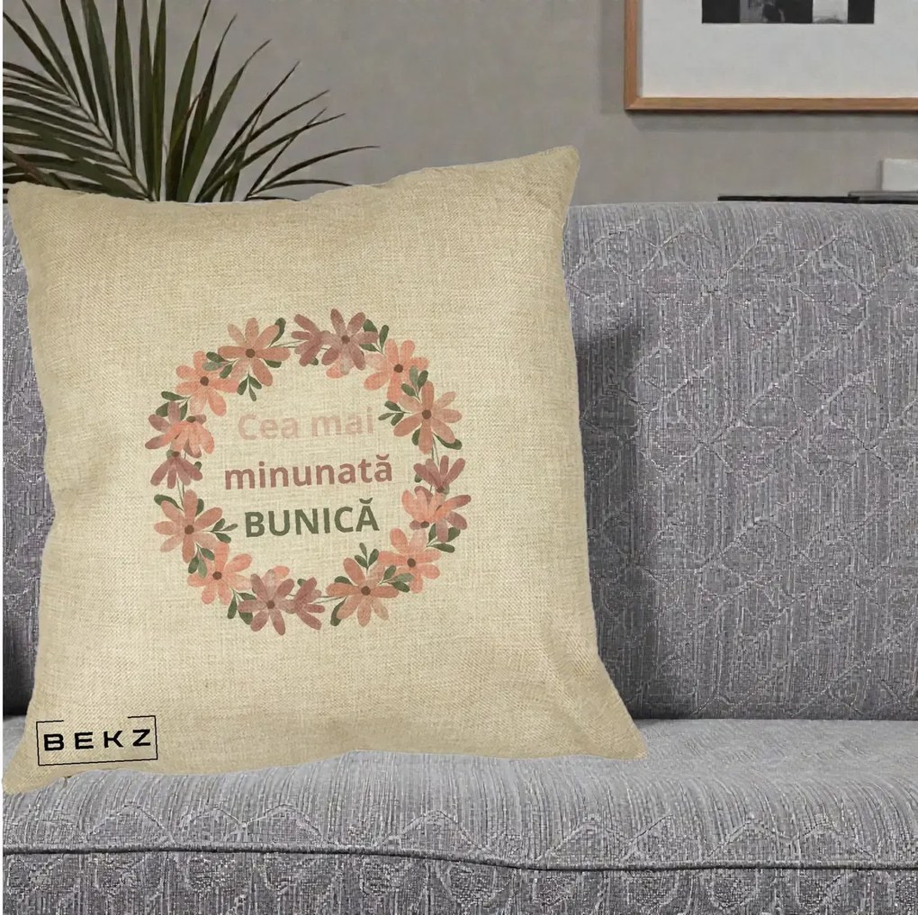Cadou pentru Bunica - Perna Personalizata Cea Mai Minunata Bunica Coronita Flori Roz, 40x40 cm, Crem, Husa Detasabila, Perna Inclusa, BEKZ®