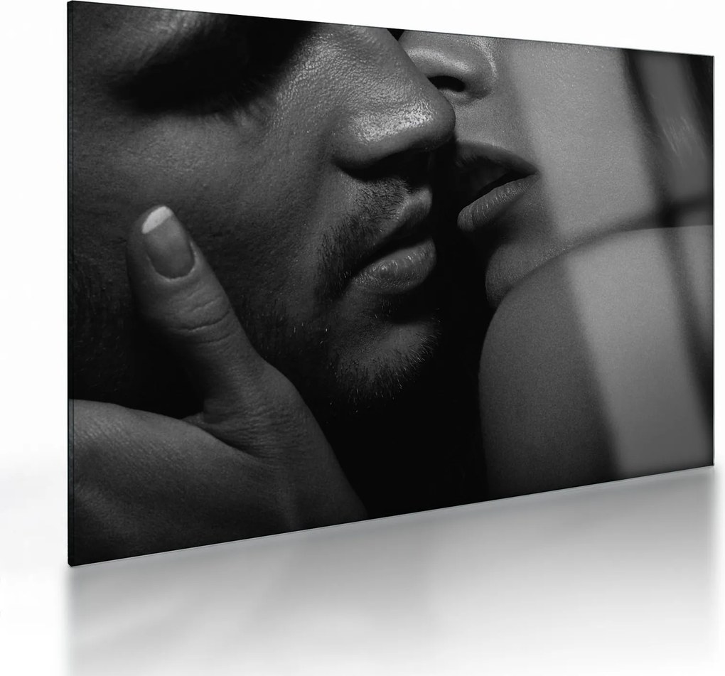 Tablou pe sticlă - Sărutul, fotografie alb-negru (70x50 cm)