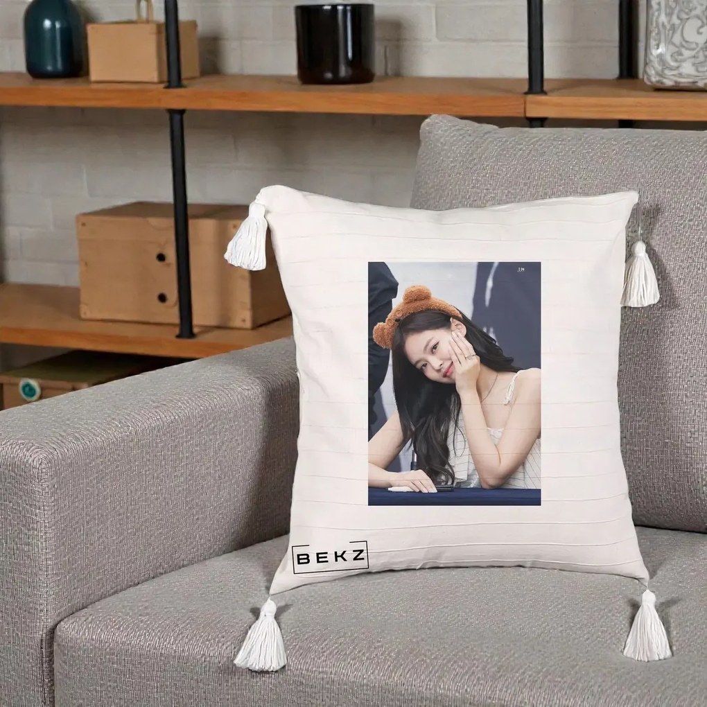 Perna Personalizata K-pop BLACKPINK Jennie Cute cu Diadema Ursulet, 40x40 cm, Bej cu Franjuri, Husa Detasabila, Perna Inclusa, BEKZ®