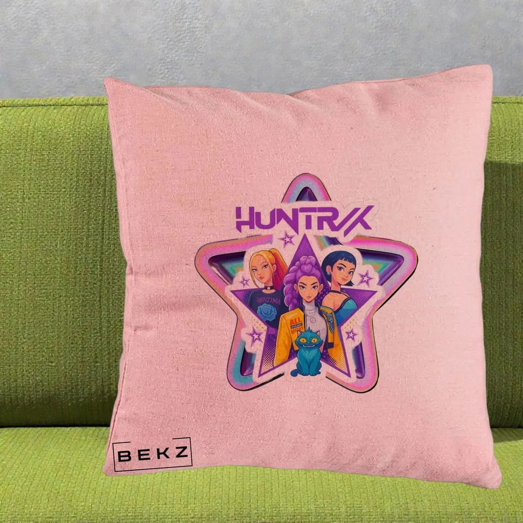 Perna Personalizata K-pop HUNTRX Trio Stea cu Pisica, 40x40 cm, Roz, Husa Detasabila, Perna Inclusa, BEKZ®