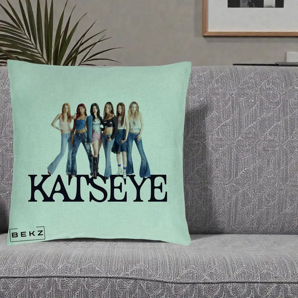 Perna Personalizata K-pop KATSEYE Foto Grup Blugi, 40x40 cm, Verde Menta, Husa Detasabila, Perna Inclusa, BEKZ®