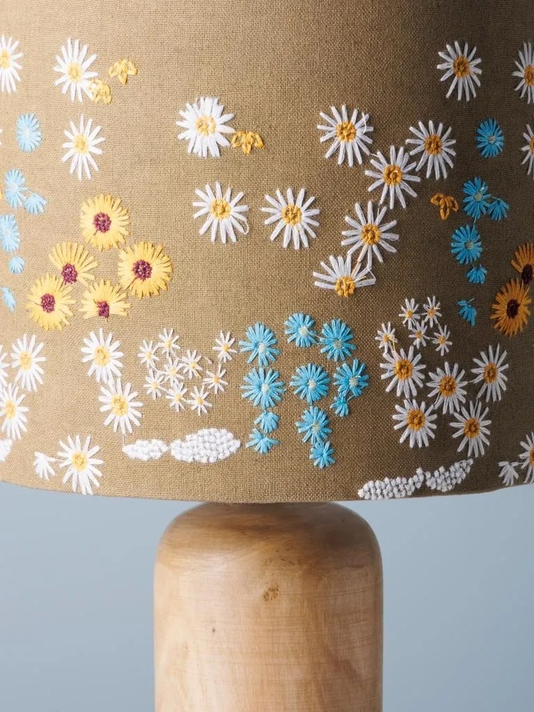 Lampa de masa, din lemn de mango, cu abajur din bumbac brodat, Jardin