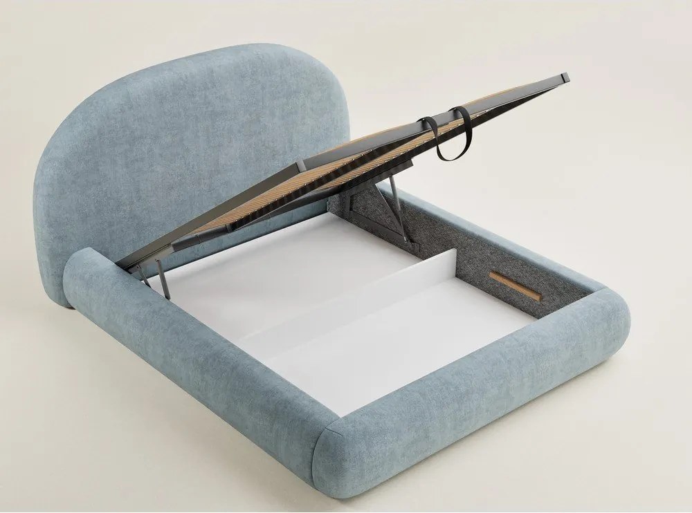 Pat matrimonial albastru deschis tapițat cu spațiu de depozitare cu somieră 140x200 cm Maumere – Maison de Rêve