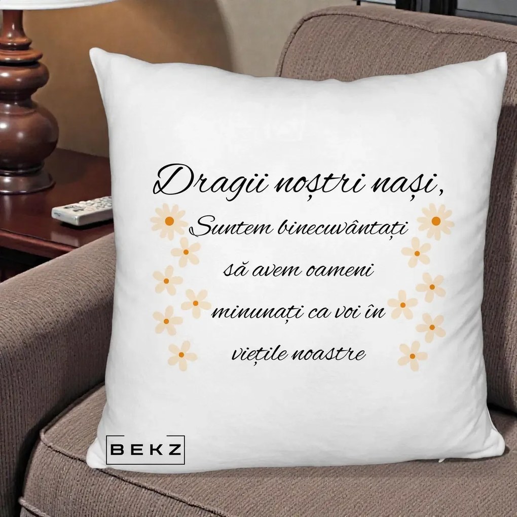 Cadou pentru Nasi - Perna Personalizata Dragii Nostri Nasi Suntem Binecuvantati cu Floricele, 40x40 cm, Alb Pufos, Husa Detasabila, Perna Inclusa, BEKZ®