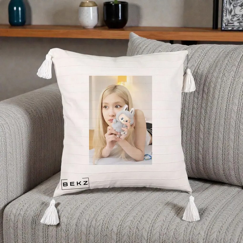 Perna Personalizata K-pop BLACKPINK Rose cu Papusa Iepure, 40x40 cm, Bej cu Franjuri, Husa Detasabila, Perna Inclusa, BEKZ®