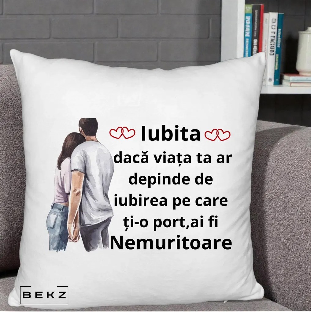 Cadou pentru Iubita - Perna Personalizata Iubita Nemuritoare cu Cuplu Acuarela Roz si Inimi, 40x40 cm, Alb Pufos, Husa Detasabila, Perna Inclusa, BEKZ®