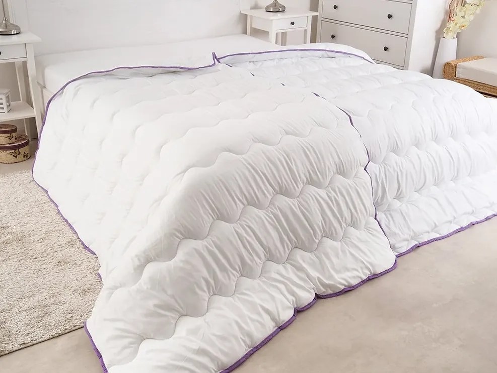 Patura matlasata pentru tot anul 140x200 cm cu perna BELLA LAVENDER 70x90 cm, alba