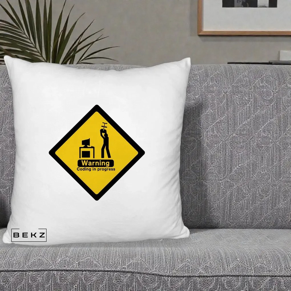 Perna Personalizata Warning Coding in Progress, 40x40 cm, Alb Pufos, Husa Detasabila, Perna Inclusa, BEKZ®