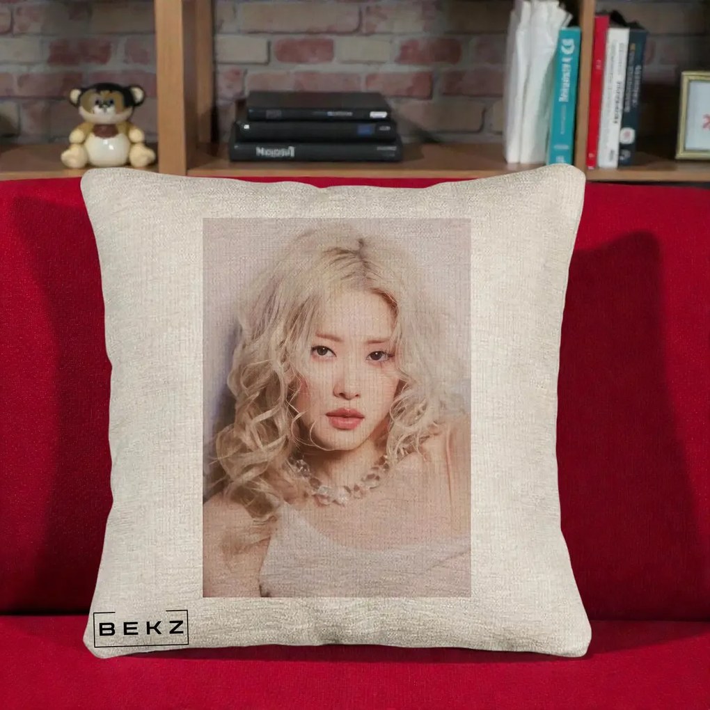 Perna Personalizata K-pop BLACKPINK Rose, 40x40 cm, Bej Canapea, Husa Detasabila, Perna Inclusa, BEKZ®