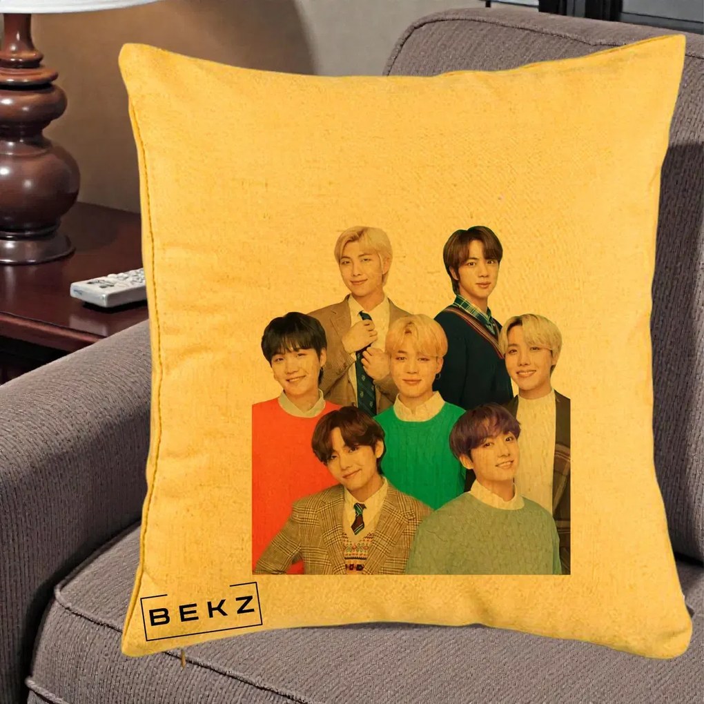Perna Personalizata K-pop BTS Fotografie Grup Tinute Elegante, 40x40 cm, Galben, Husa Detasabila, Perna Inclusa, BEKZ®