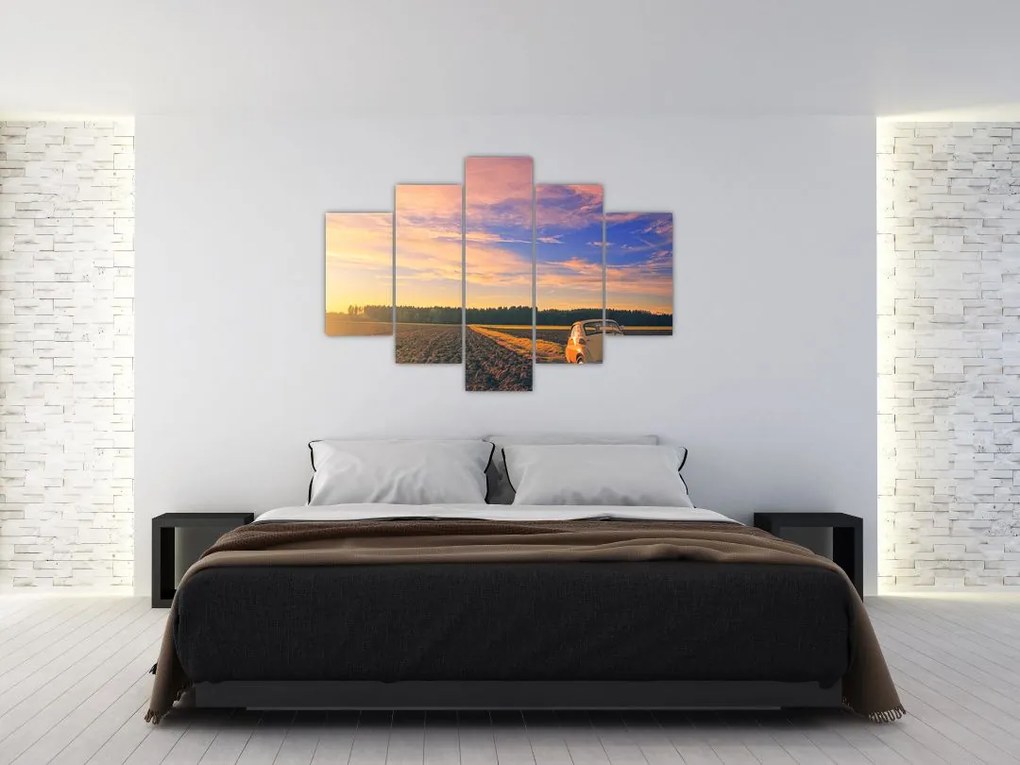 Tablou - Mașină galbenă ăn câmp (150x105 cm)