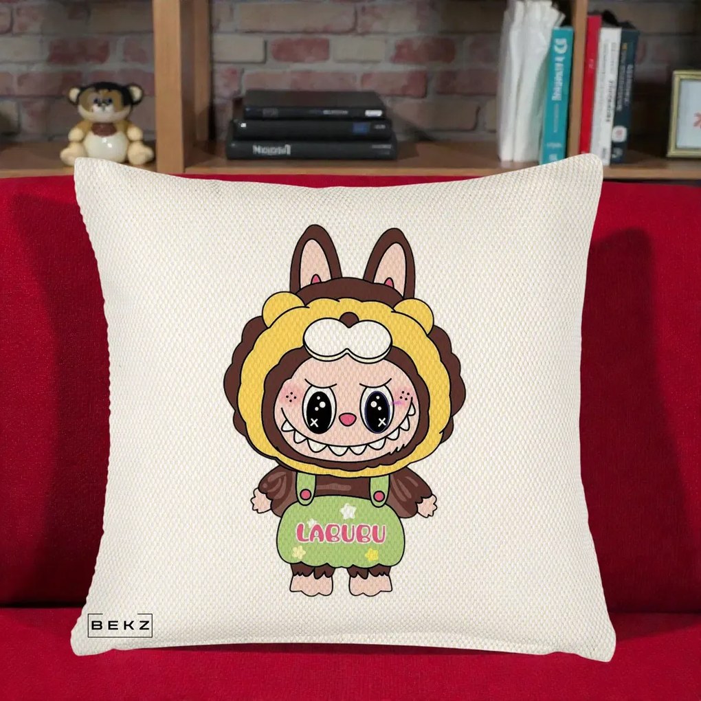 Perna Personalizata Labubu Leu Galben cu Salopeta, 40x40 cm, Crem Reliefat, Husa Detasabila, Perna Inclusa, BEKZ®
