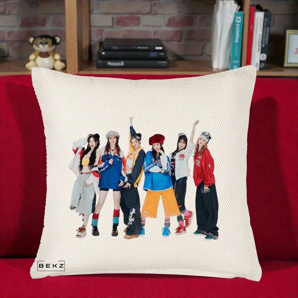 Perna Personalizata Grup K-pop Fete in Picioare Foto, 40x40 cm, Crem Reliefat, Husa Detasabila, Perna Inclusa, BEKZ®
