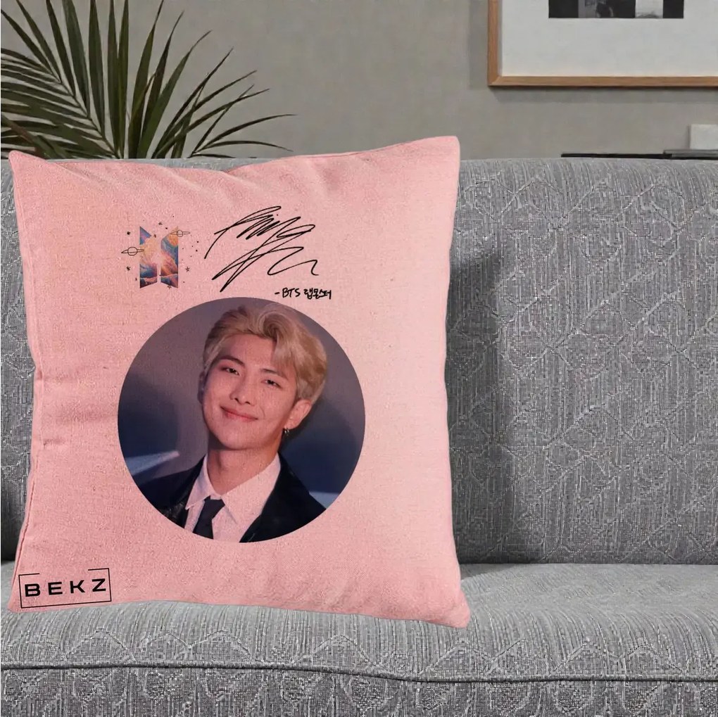 Perna Personalizata K-pop BTS RM Namjoon Portret Cerc cu Autograf, 40x40 cm, Roz, Husa Detasabila, Perna Inclusa, BEKZ®