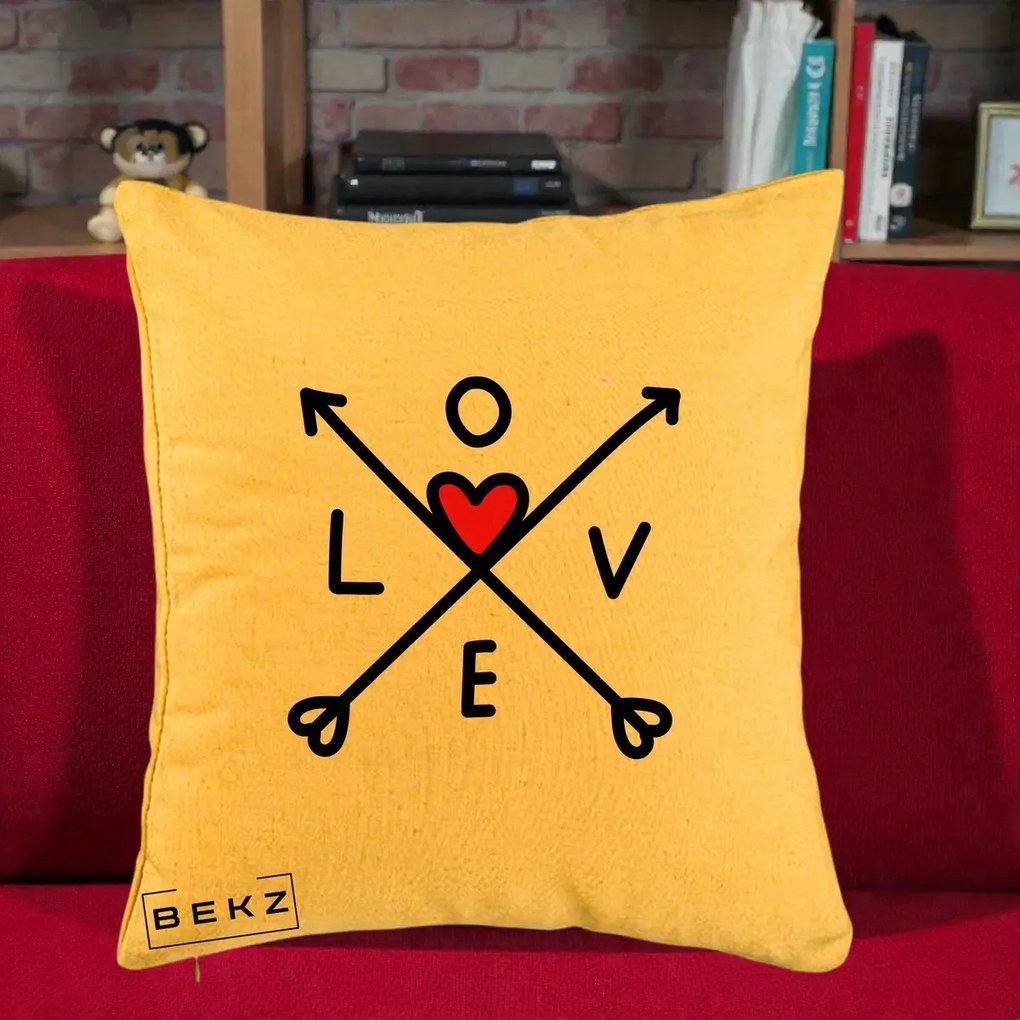 Perna Decorativa Love cu Sageti Incrucisate si Inima Rosie, 40x40 cm, Galben, Husa Detasabila, Perna Inclusa, BEKZ®