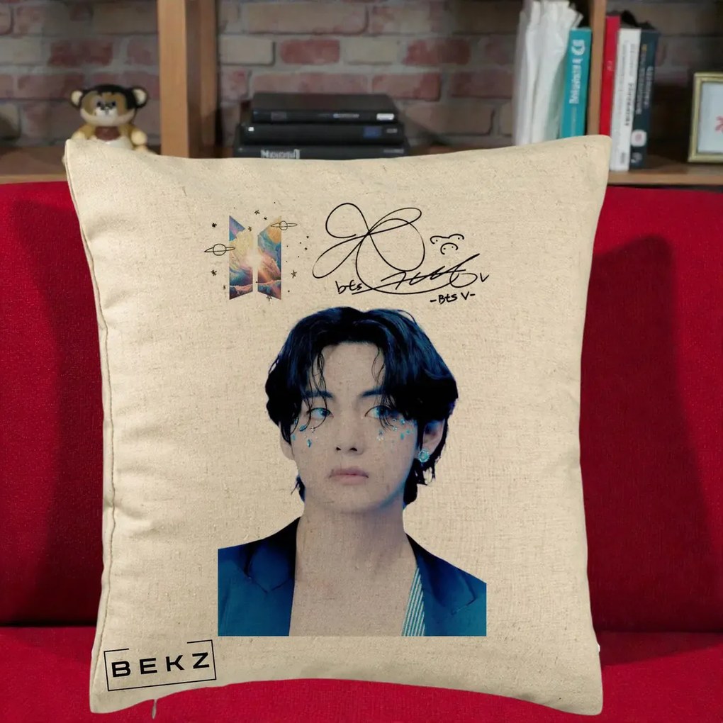 Perna Personalizata K-pop BTS V Taehyung Portret cu Autograf, 40x40 cm, Bej, Husa Detasabila, Perna Inclusa, BEKZ®