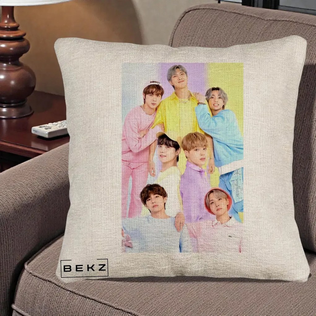 Perna Personalizata K-pop BTS Foto Grup Pastel Colorat cu 7 Membrii, 40x40 cm, Bej Canapea, Husa Detasabila, Perna Inclusa, BEKZ®