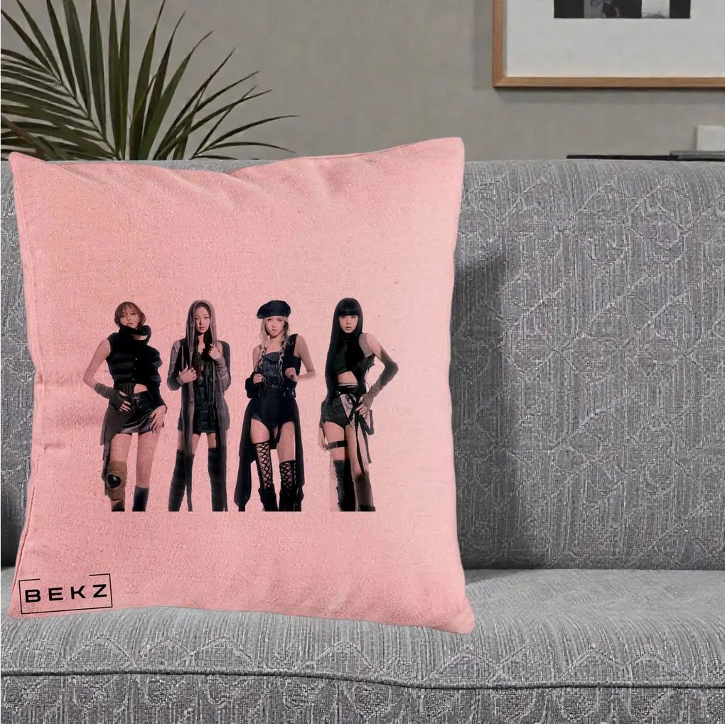 Perna Personalizata K-pop BLACKPINK Tinute Negre Elegante Grup, 40x40 cm, Roz, Husa Detasabila, Perna Inclusa, BEKZ®
