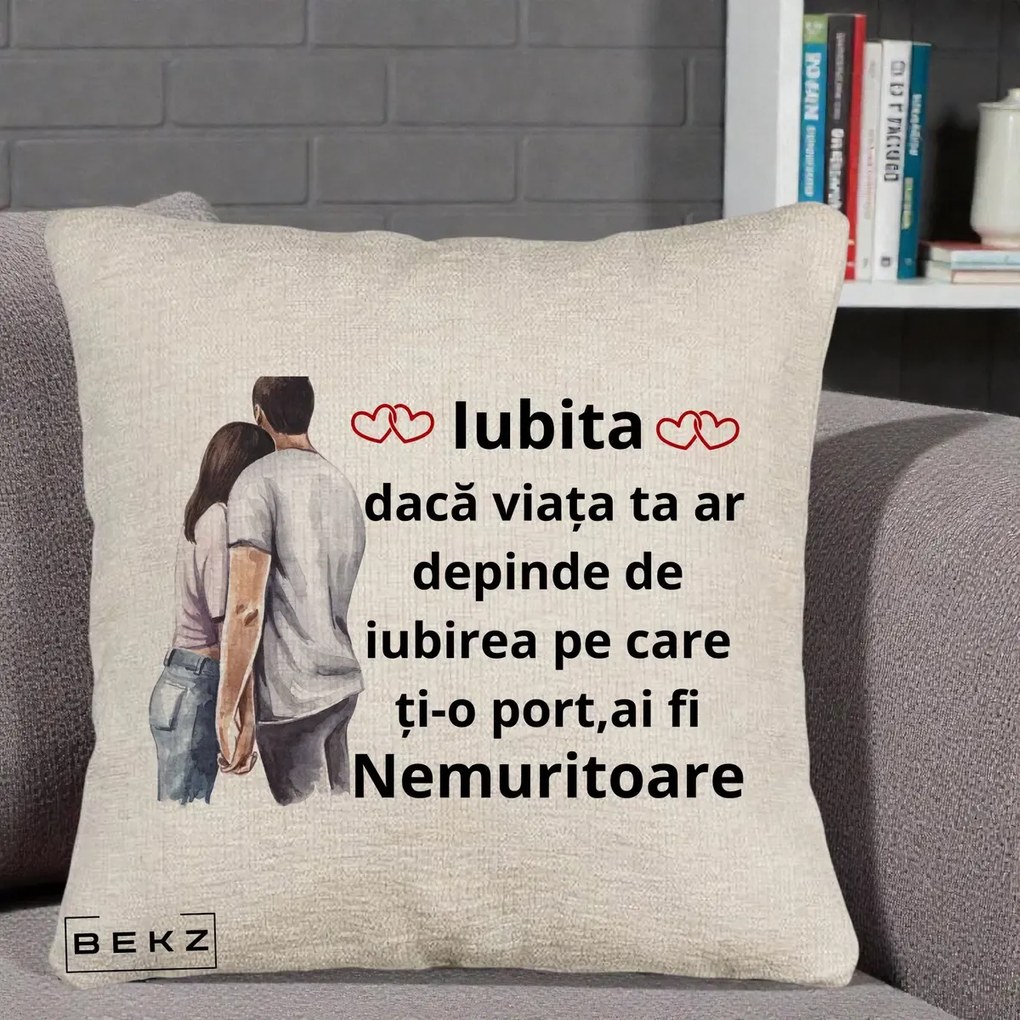Cadou pentru Iubita - Perna Personalizata Iubita Nemuritoare cu Cuplu Acuarela Roz si Inimi, 40x40 cm, Bej Canapea, Husa Detasabila, Perna Inclusa, BEKZ®
