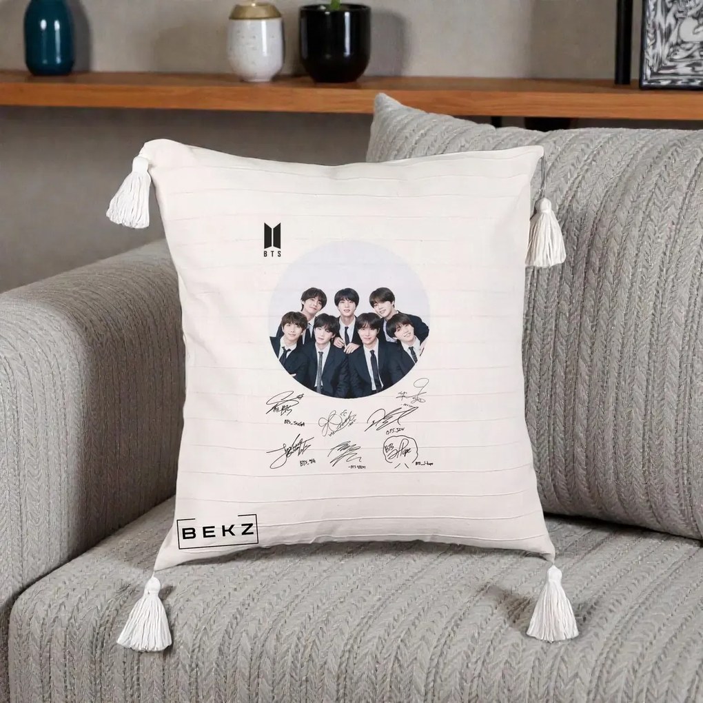 Perna Personalizata K-pop BTS Fotografie Grup Costum Negru si Autografe Cerc, 40x40 cm, Bej cu Franjuri, Husa Detasabila, Perna Inclusa, BEKZ®