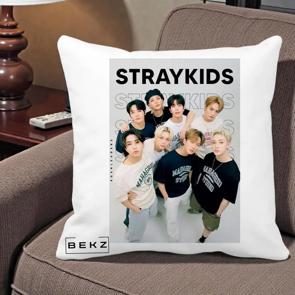 Perna Personalizata K-pop Stray Kids STRAYKIDS Alb-Negru cu Foto Grup, 40x40 cm, Alba Mata, Husa Detasabila, Perna Inclusa, BEKZ®