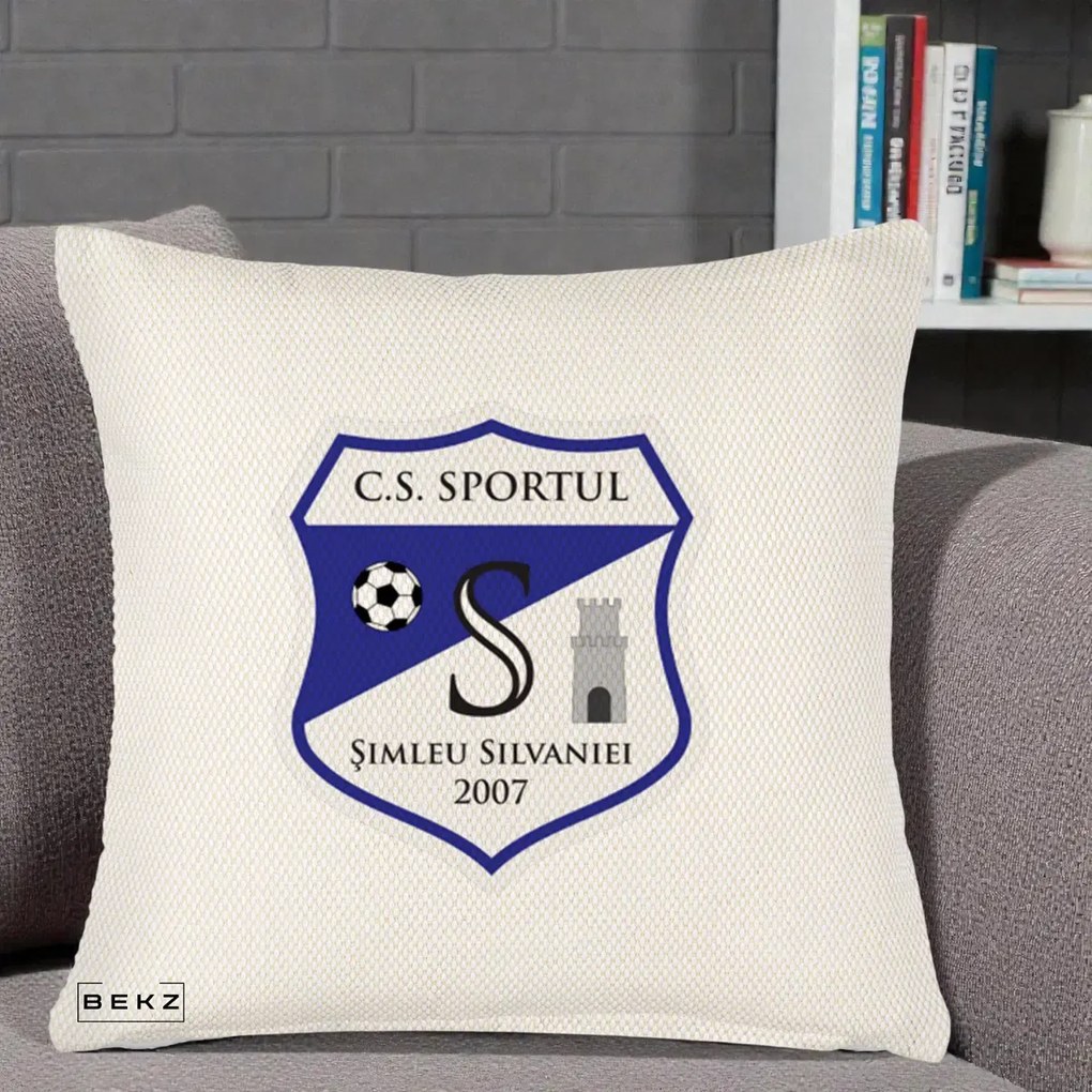 Perna Personalizata CS Sportul Simleu Silvaniei 2007, 40x40 cm, Crem Reliefat, Husa Detasabila, Perna Inclusa, BEKZ®