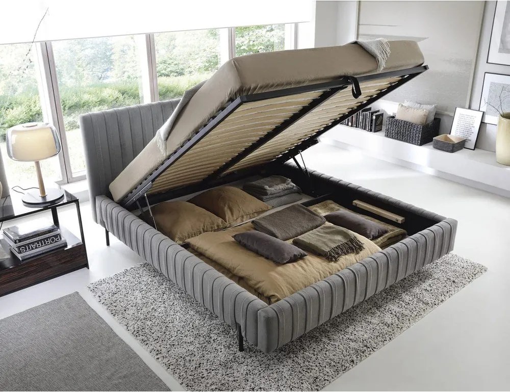 Pat matrimonial gri tapițat cu spațiu de depozitare cu somieră 160x200 cm Plissa – ELTAP