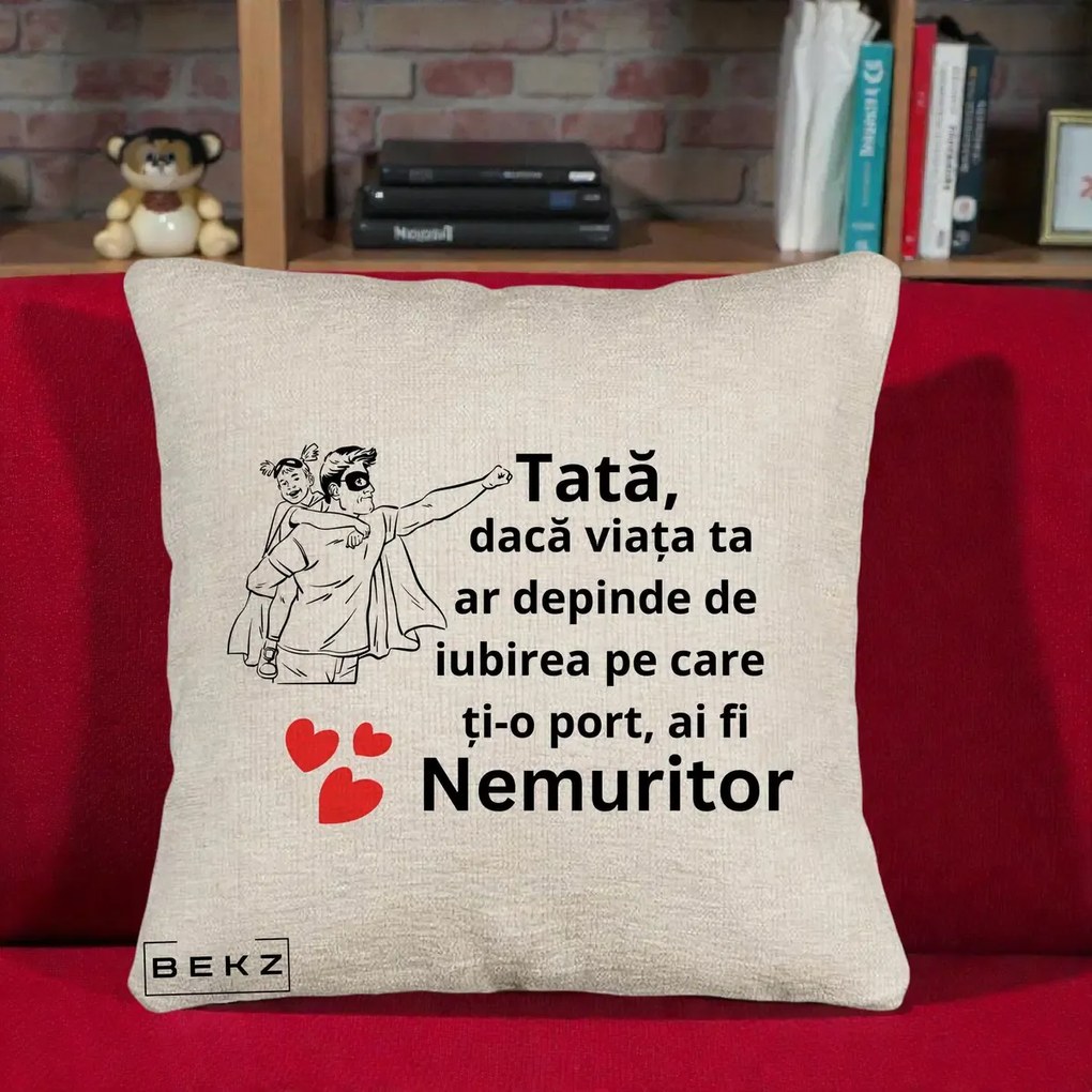 Cadou pentru Tata - Perna Personalizata Tata Nemuritor Supererou cu Masca, 40x40 cm, Bej Canapea, Husa Detasabila, Perna Inclusa, BEKZ®