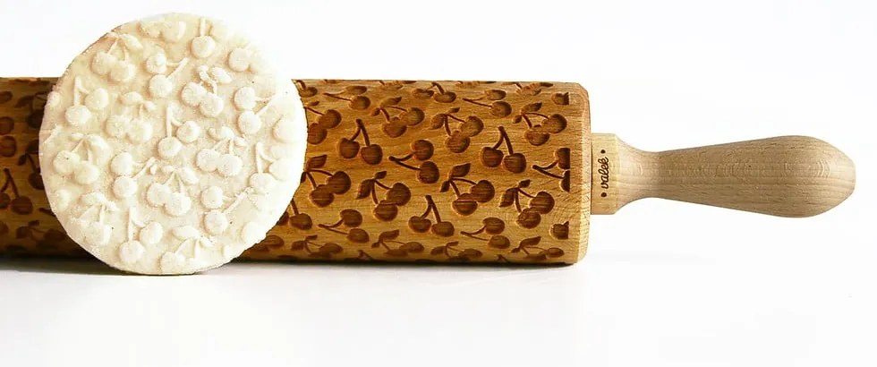 Făcăleț din lemn cu model pentru aluat Valek Cherries