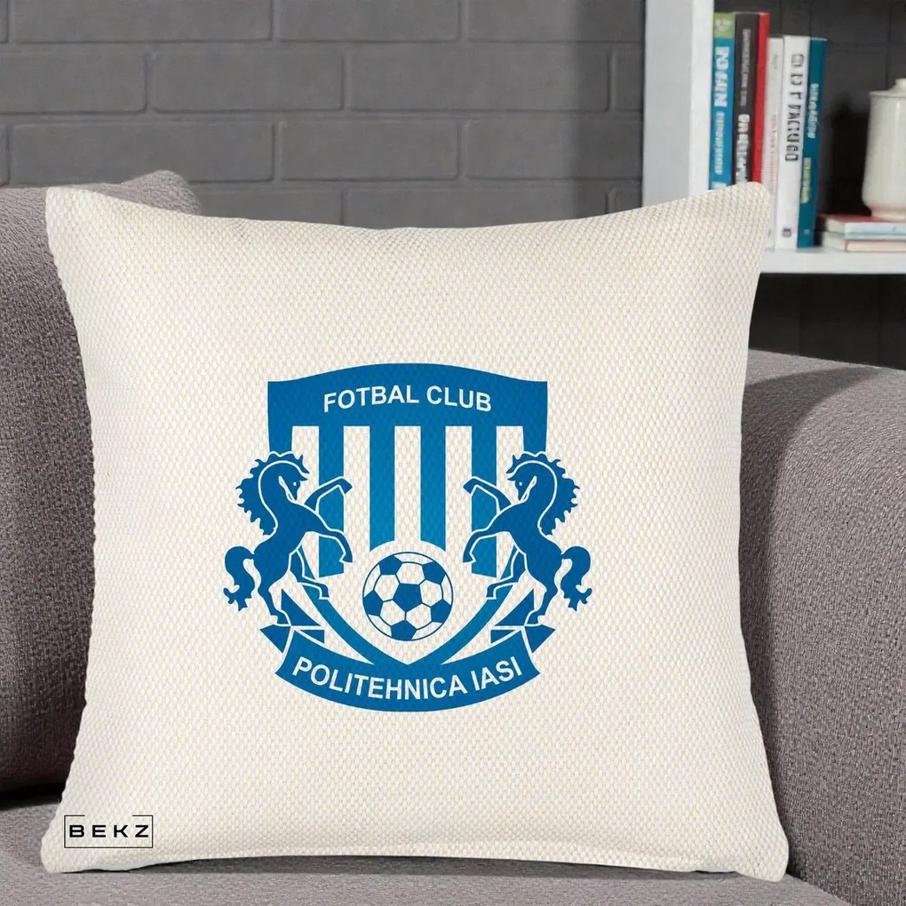 Perna Personalizata FC Politehnica Iasi Fotbal, 40x40 cm, Crem Reliefat, Husa Detasabila, Perna Inclusa, BEKZ®