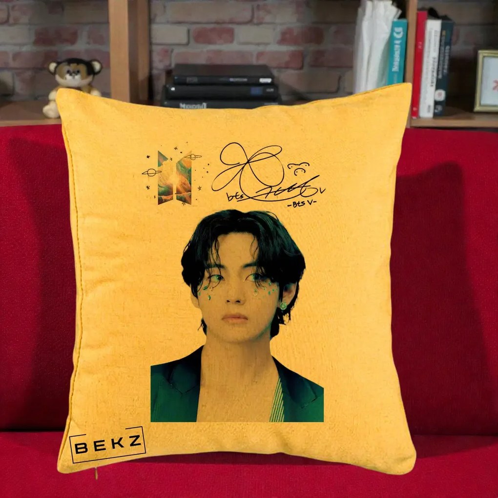 Perna Personalizata K-pop BTS V Taehyung Portret cu Autograf, 40x40 cm, Galben, Husa Detasabila, Perna Inclusa, BEKZ®