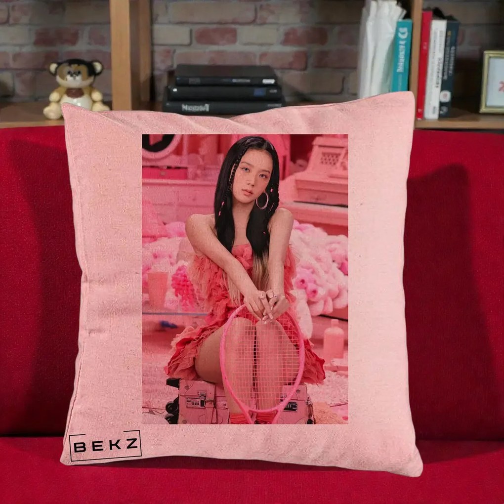 Perna Personalizata K-pop BLACKPINK Jisoo Pink Room, 40x40 cm, Roz, Husa Detasabila, Perna Inclusa, BEKZ®
