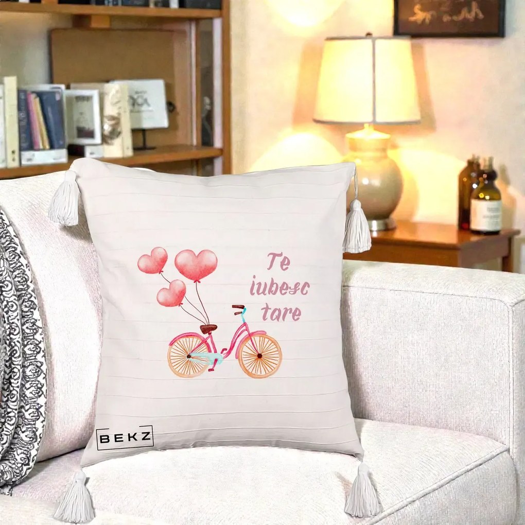 Perna Decorativa Te Iubesc Tare cu Bicicleta Roz si Baloane Inima, 40x40 cm, Bej cu Franjuri, Husa Detasabila, Perna Inclusa, BEKZ®