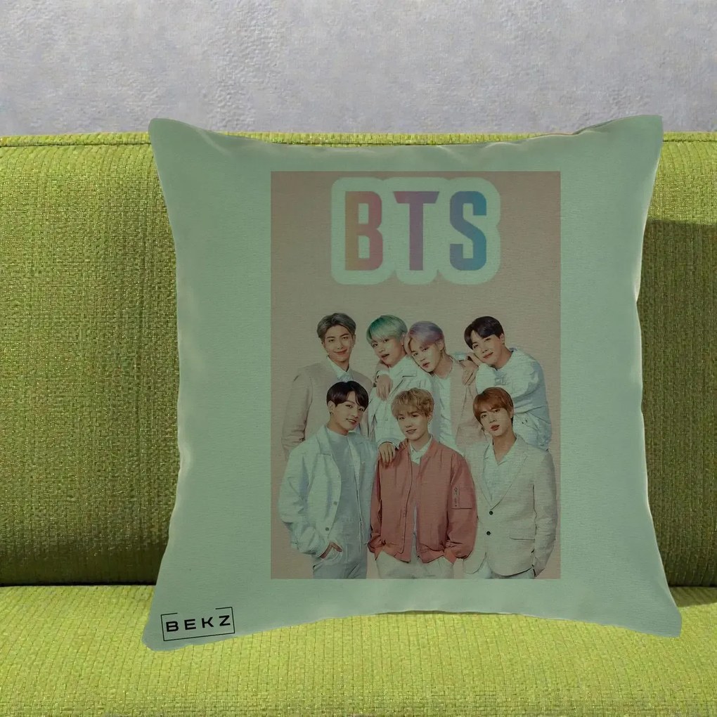Perna Personalizata K-pop BTS Foto Grup cu BTS si Fond Roz Pastel, 40x40 cm, Verde, Husa Detasabila, Perna Inclusa, BEKZ®
