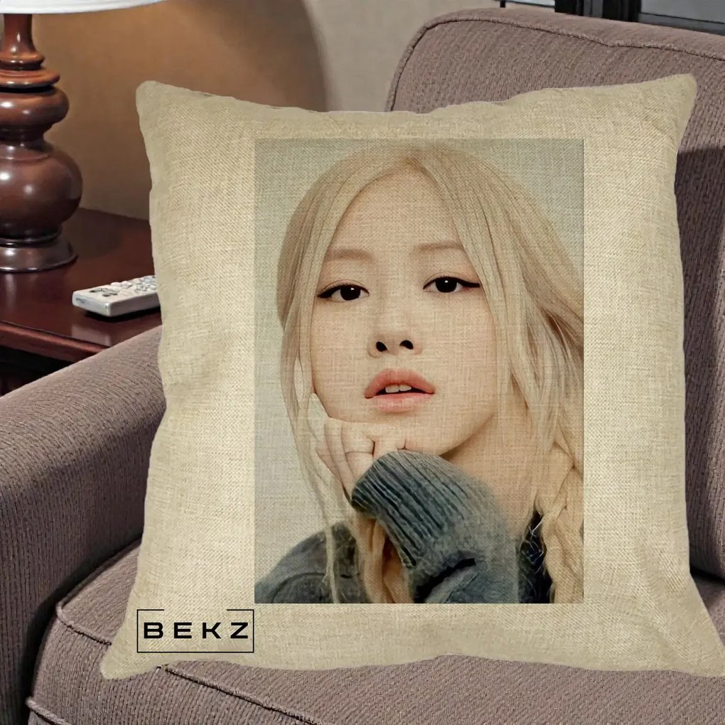 Perna Personalizata K-pop BLACKPINK Rose cu Jucarie de Plus, 40x40 cm, Crem, Husa Detasabila, Perna Inclusa, BEKZ®