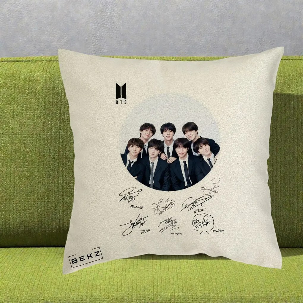 Perna Personalizata K-pop BTS Fotografie Grup Costum Negru si Autografe Cerc, 40x40 cm, Ecru, Husa Detasabila, Perna Inclusa, BEKZ®
