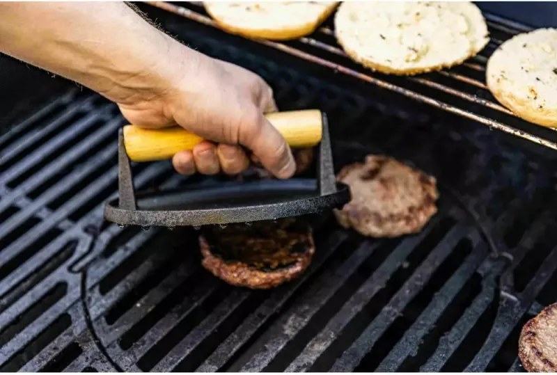 Presa pentru carne Kinghoff KH 1759, 18 cm, Maner lemn, Fonta