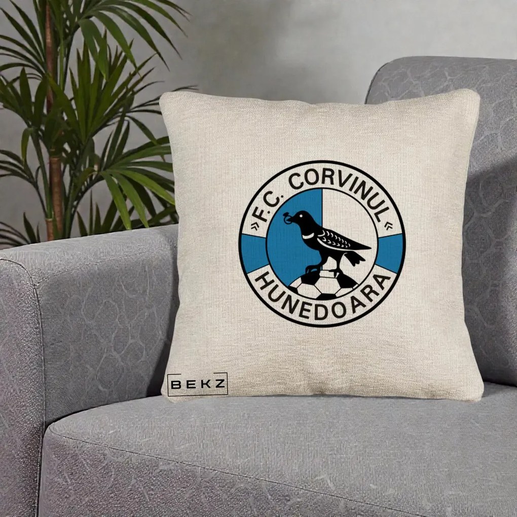 Perna Personalizata FC Corvinul Hunedoara Fotbal, 40x40 cm, Bej Canapea, Husa Detasabila, Perna Inclusa, BEKZ®